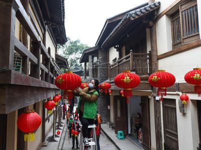 Sambut Imlek, Rumah-rumah di China Mulai Dipasang Lampion