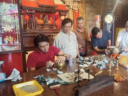 Sambut Imlek 2574, Umat Kong Co Bio Tabanan Bersih-bersih Altar