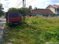 Penampakan Truk Angkutan Tanah Ditinggal 2 Bulan di Pinggir Jalan Klaten