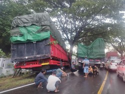 Truk Masuk Selokan, Jalan Raya Pantura Banyuwangi Macet