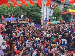Meriahnya Grebeg Sudiro Solo, 4.000 Kue Keranjang Jadi Rebutan Meriahnya Grebeg Sudiro Solo, 4.000 Kue Keranjang Jadi Rebutan