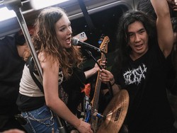 Heboh 2 Band Punk Manggung di Dalam Kereta dan Bikin Sesak