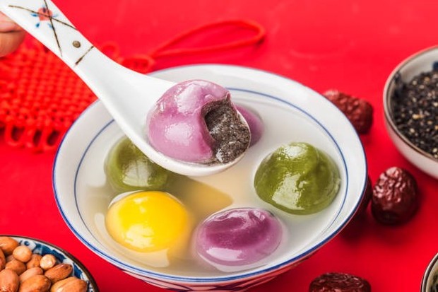 Tangyuan merupakan makanan khas Imlek dengan bentuk bulat diisi dengan wijen atau kacang