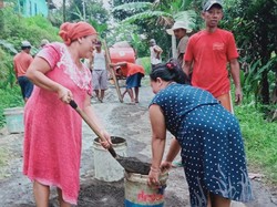 Warga 2 Desa di Pekalongan Saweran Perbaiki Jalan Kabupaten 4 Km