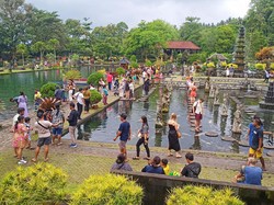 Sempat Diguyur Hujan, Wisatawan Padati Tirta Gangga Saat Manis Kuningan