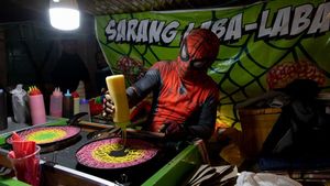 Wow... Ada Spiderman Jualan Kue Sarang Laba-laba di Solo