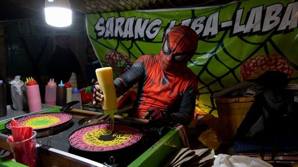 Wow... Ada Spiderman Jualan Kue Sarang Laba-laba di Solo