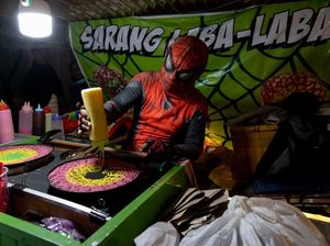 Wow... Ada Spiderman Jualan Kue Sarang Laba-laba di Solo Wow... Ada Spiderman Jualan Kue Sarang Laba-laba di Solo