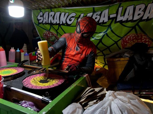 Wow... Ada Spiderman Jualan Kue Sarang Laba-laba di Solo
