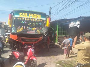 Penampakan 2 Truk-1 Bus Remuk Akibat Kecelakaan Beruntun di Polman