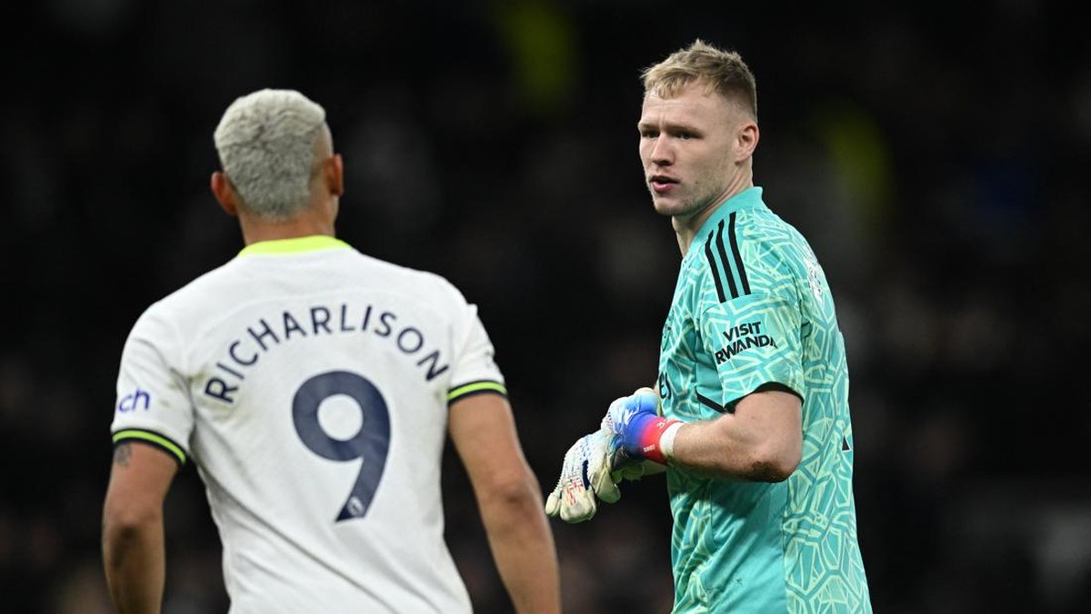 Aaron Ramsdale saat diprovokasi Richarlison. (Foto: REUTERS/DYLAN MARTINEZ)