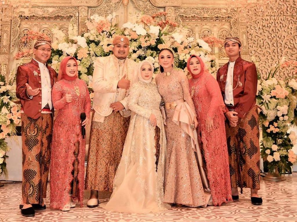 8 Momen Viral Pengantin Undang Yuni Shara di Pernikahan, Endingnya Insecure 8 Momen Viral Pengantin Undang Yuni Shara di Pernikahan, Endingnya Insecure