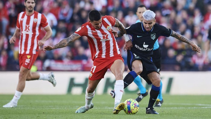 ALMERIA, SPAIN - JANUARY 15: Chumi of UD Almeria competes for the ball with Angel Correa of Atletico de Madrid during the LaLiga Santander match between UD Almeria and Atletico de Madrid at Juegos Mediterraneos on January 15, 2023 in Almeria, Spain. (Photo by Francisco Macia/Quality Sport Images/Getty Images)