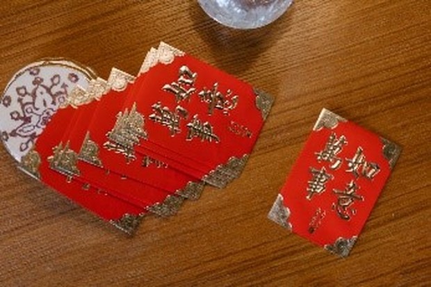 Tradisi Imlek berbagi angpao