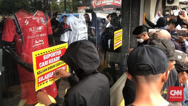 Puluhan Aremania yang tergabung dalam 'Gerakan Arek Malang Bersikap' mendatangi kantor Arema FC di Jalan Mayjend Pandjaitan, Malang, Minggu (15/1).