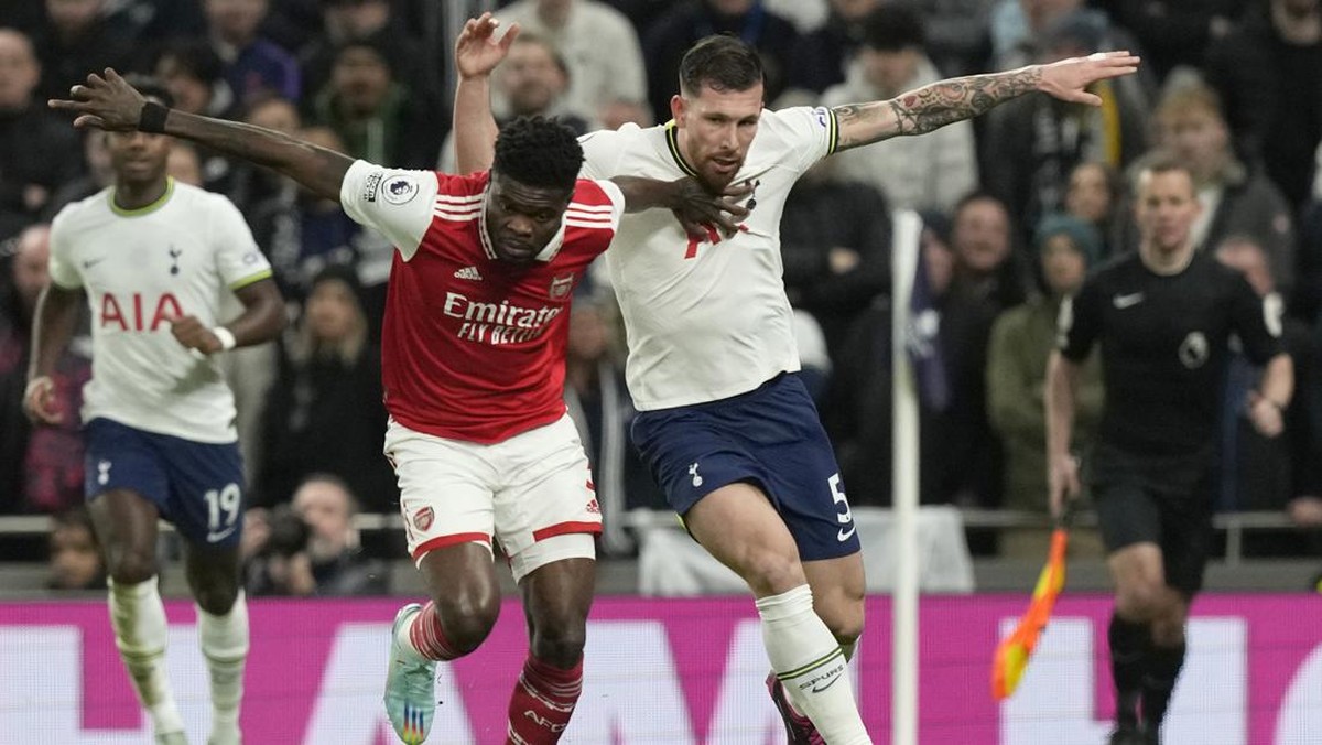 Tottenham Hotspur dibungkam Arsenal di kandang sendiri. (Foto: AP/Frank Augstein)