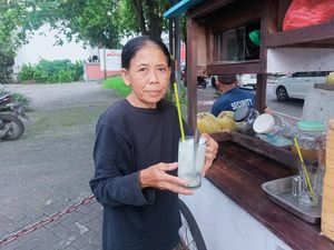 Penjual Es Kelapa Sepekan Tak Pakai Duit dari Bule: Takut Ditagih Penjual Es Kelapa Sepekan Tak Pakai Duit dari Bule: Takut Ditagih