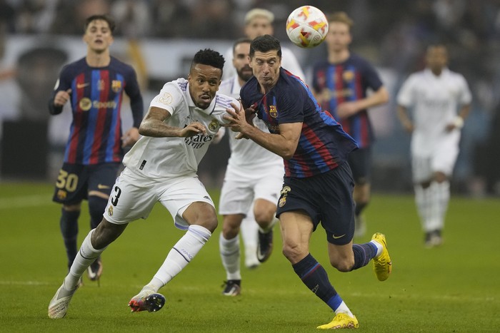 Barcelona, Real Madrid Real Madrid's Eder Militao, left, and Barcelona's Robert Lewandowski fight for possession during the final of the Spanish Super Cup between Barcelona and Real Madrid in Riyadh, Saudi Arabia, Sunday, Jan. 16, 2023. (AP Photo/Hussein Malla)