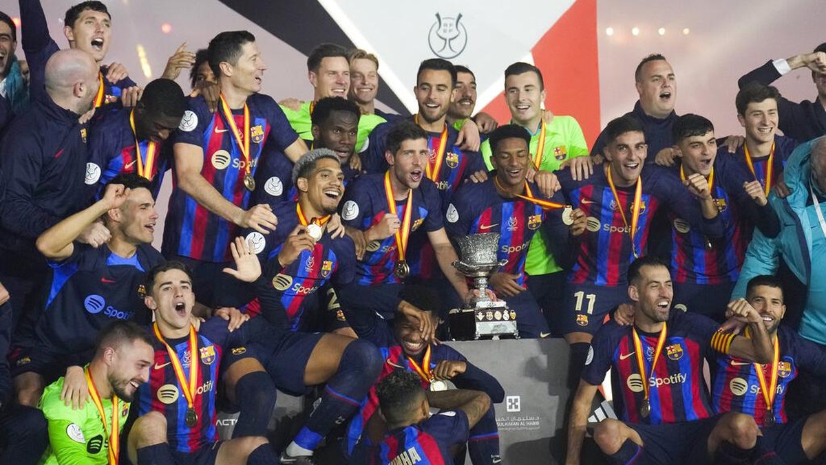 Barcelona juara Piala Super Spanyol (Foto: AP/Hussein Malla)