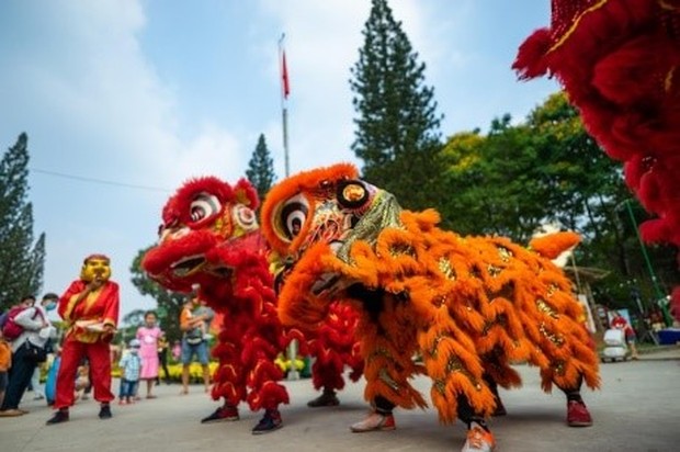 Menyaksikan pertunjukan barongsai