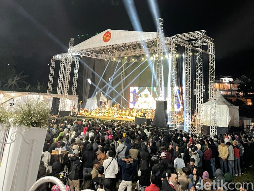 Kisah di Balik Viral Bos Angkringan Bandung Gelar Sunatan Rasa Konser Rp 3 M Kisah di Balik Viral Bos Angkringan Bandung Gelar Sunatan Rasa Konser Rp 3 M