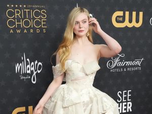 Elle Fanning Curhat Gagal Dapat Peran Gegara Belum Legal untuk Lakoni Adegan Seks Elle Fanning Curhat Gagal Dapat Peran Gegara Belum Legal untuk Lakoni Adegan Seks