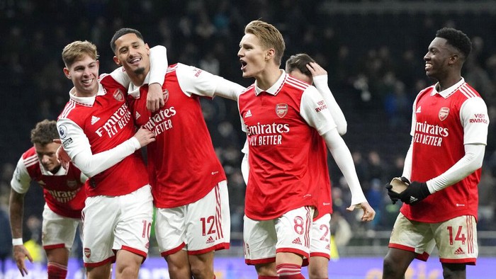 Arsenal players celebrate their victory at the English Premier League soccer match between Tottenham Hotspur and Arsenal at the Tottenham Hotspur Stadium in London, England, Sunday, Jan. 15, 2023. (AP Photo/Frank Augstein)
