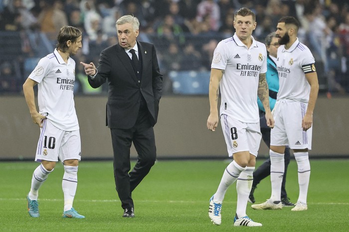 Real Madrid's Croatian midfielder Luka Modric (L) speaks with Real Madrid's Italian coach Carlo Ancelotti at half-time during the Spanish Super Cup final football match between Real Madrid CF and FC Barcelona at the King Fahd International Stadium in Riyadh, Saudi Arabia, on January 15, 2023. (Photo by Giuseppe CACACE / AFP) (Photo by GIUSEPPE CACACE/AFP via Getty Images)