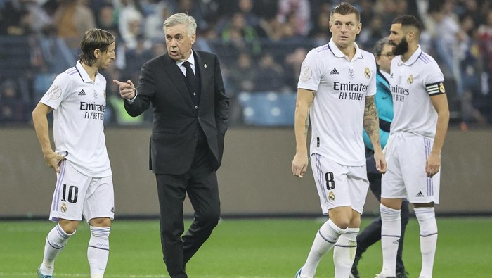 Carlo Ancelotti, Real Madrid Real Madrid's Croatian midfielder Luka Modric (L) speaks with Real Madrid's Italian coach Carlo Ancelotti at half-time during the Spanish Super Cup final football match between Real Madrid CF and FC Barcelona at the King Fahd International Stadium in Riyadh, Saudi Arabia, on January 15, 2023. (Photo by Giuseppe CACACE / AFP) (Photo by GIUSEPPE CACACE/AFP via Getty Images)