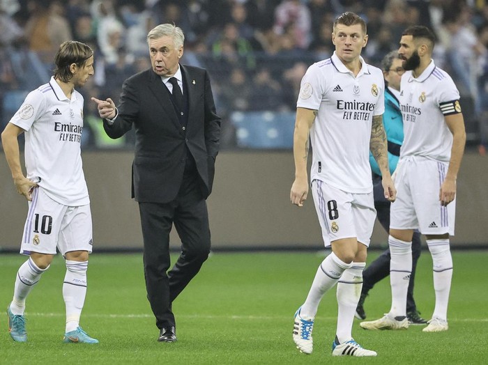Real Madrid's Croatian midfielder Luka Modric (L) speaks with Real Madrid's Italian coach Carlo Ancelotti at half-time during the Spanish Super Cup final football match between Real Madrid CF and FC Barcelona at the King Fahd International Stadium in Riyadh, Saudi Arabia, on January 15, 2023. (Photo by Giuseppe CACACE / AFP) (Photo by GIUSEPPE CACACE/AFP via Getty Images)