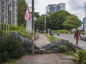 Duh... Akses Pejalan Kaki Ini Terhalang Gegara Ada Kawat Berduri