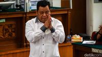 Ekspresi Kuat Maruf Saat Jalani Sidang Tuntutan