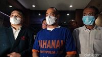 Penampilan Ferry Irawan Berbalut Baju Tahanan