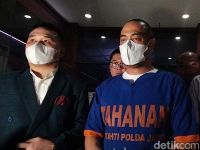 Penampilan Ferry Irawan Berbalut Baju Tahanan