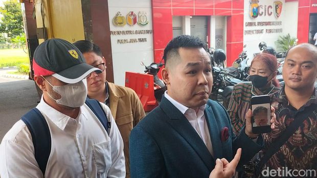 Ferry Irawan didampingi penasihat hukumnya dari Hotma Sitompul Law Firm, Jeffry Simatupang