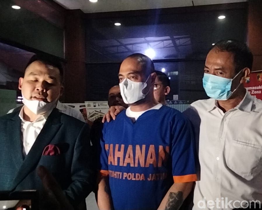 ferry irawan ditahan usai diperiksa 6 jam sebagai tersangka di mapolda jatim