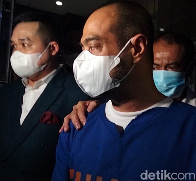 ferry irawan ditahan usai diperiksa 6 jam sebagai tersangka di mapolda jatim ferry irawan ditahan usai diperiksa 6 jam sebagai tersangka di mapolda jatim