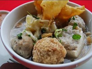 Doyan Banget, Bule Liverpool Ini Makan 3 Mangkok Bakso Malang Sekaligus Doyan Banget, Bule Liverpool Ini Makan 3 Mangkok Bakso Malang Sekaligus