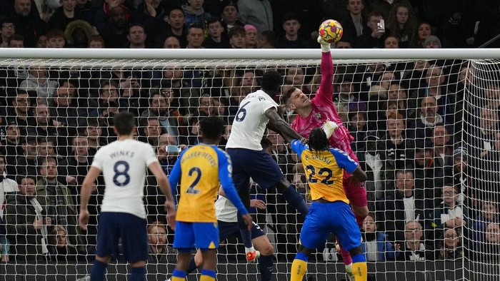 Southampton's goalkeeper Fraser Forster jumps for the ball during the English Premier League soccer match between Tottenham Hotspur and Southampton at the Tottenham Hotspur Stadium in London, Wednesday, Feb. 9, 2022. (AP Photo/Alastair Grant)