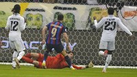 Barcelona unggul 2-0 di babak pertama. Gavi membuka skor pada menit ke-33 dan digandakan Robert Lewandowski jelang turun minum.  