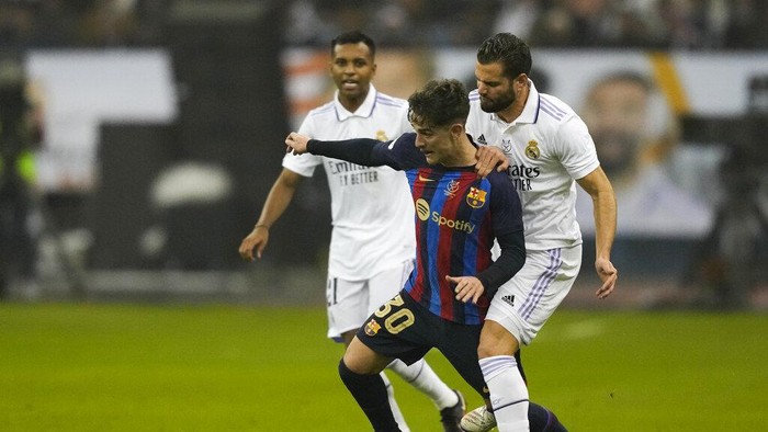 Barcelonas Gavi, left, and Real Madrids Nacho fight for the ball during the final of the Spanish Super Cup between Barcelona and Real Madrid in Riyadh, Saudi Arabia, Sunday, Jan. 16, 2023. (AP Photo/Hussein Malla)
