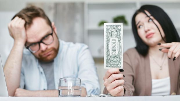 Ilustrasi pasangan suami istri mengatur keuangan/Foto: Pexels/Mikhail Nilov