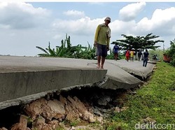 Jalan Desa di Lamongan Ambles 1 Meter Akibat Tanah Gerak