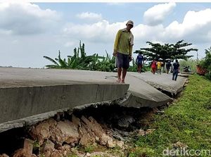Jalan Desa di Lamongan Ambles 1 Meter Akibat Tanah Gerak Jalan Desa di Lamongan Ambles 1 Meter Akibat Tanah Gerak