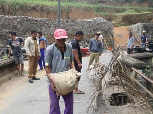 Jalanan Berlubang, Jembatan Jinengdalem dan Desa Poh Tak Bisa Dilalui Mobil