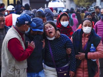 Jerit Tangis Keluarga Korban Pesawat Jatuh di Nepal