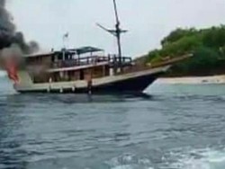 Kapal Wisata di Labuan Bajo Terbakar Saat Penumpang Makan Siang