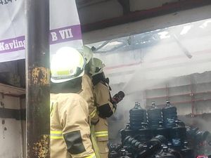 Toko Elpiji Dekat Kaveling Polri Ragunan Jaksel Terbakar Toko Elpiji Dekat Kaveling Polri Ragunan Jaksel Terbakar
