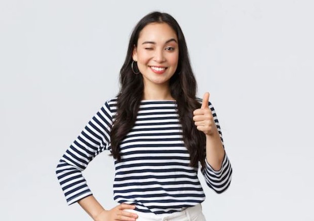 Kesan baik/ foto: Freepik/ benzoix Perempuan mengacungkan jempol