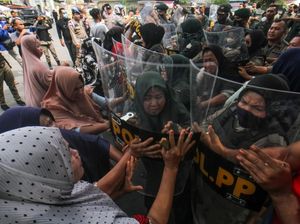 Lapak Dibongkar, Satpol PP Bentrok dengan Warga Lhokseumawe Lapak Dibongkar, Satpol PP Bentrok dengan Warga Lhokseumawe